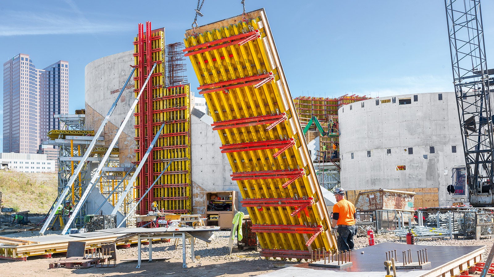 Betoonkaared väänduvad muutuva raadiusega, seega erines iga VARIO paneel eelmisest. (Photo: PERI GmbH)<br/>