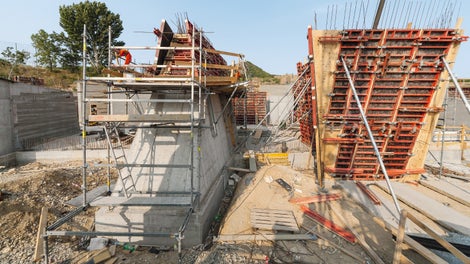 Bednění věží V2 a V3 s různými sklony.