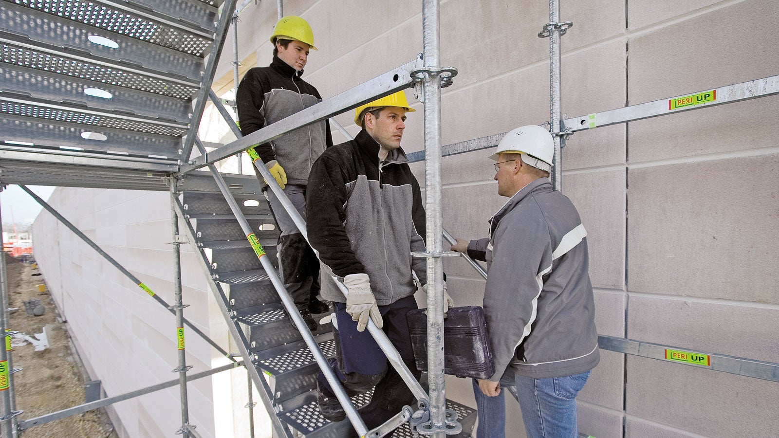 Site personnel meeting on the Site Staricase Steel 100 can easily pass each other.