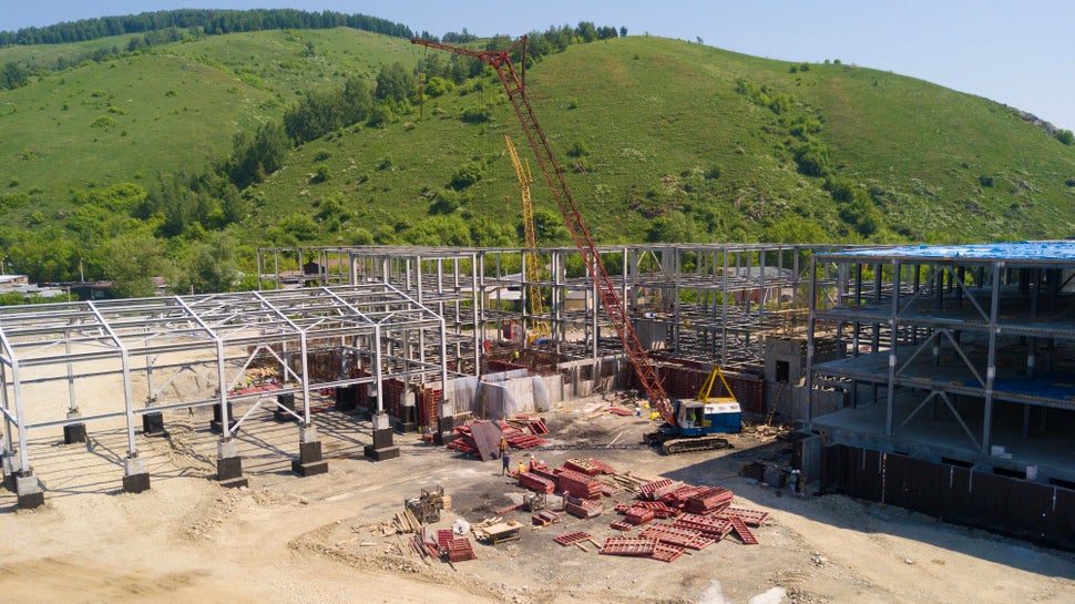 При раскладке опалубки важно было учесть уже смонтированный металлокаркас и фундаменты