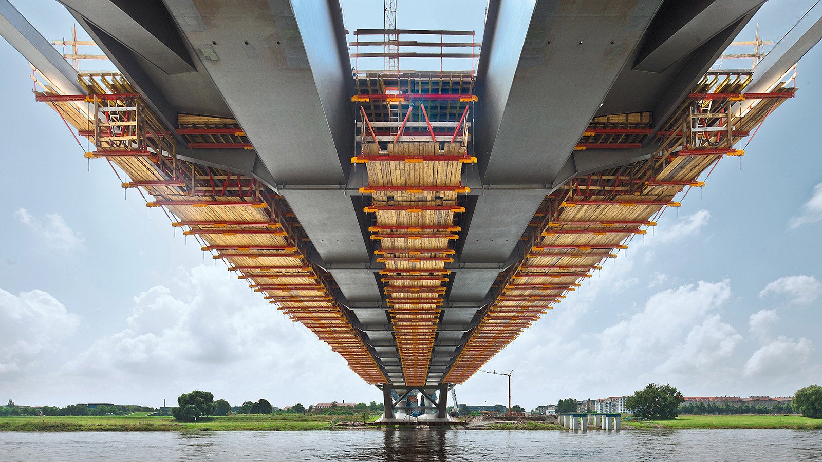 Die Fahrbahnplatte der Stahlverbundbrücke wird in 21 Betonierabschnitten hergestellt. Die dazu konstruierten Gespärreeinheiten basieren auf mietbaren Systemteilen des VARIOKIT Ingenieurbaukastens.