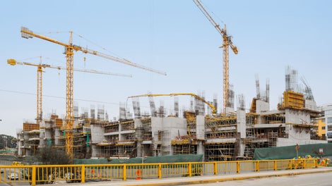 The grandstand-style arrangement of the floors, along with the reverse-inclined north facade, required very detailed formwork and scaffolding planning by the PERI engineers.
