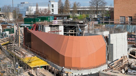 The south side of this building extends in the form of a radius; at the same time, the reinforced concrete wall on the ground fl oor inclines up to 35° on the inside.