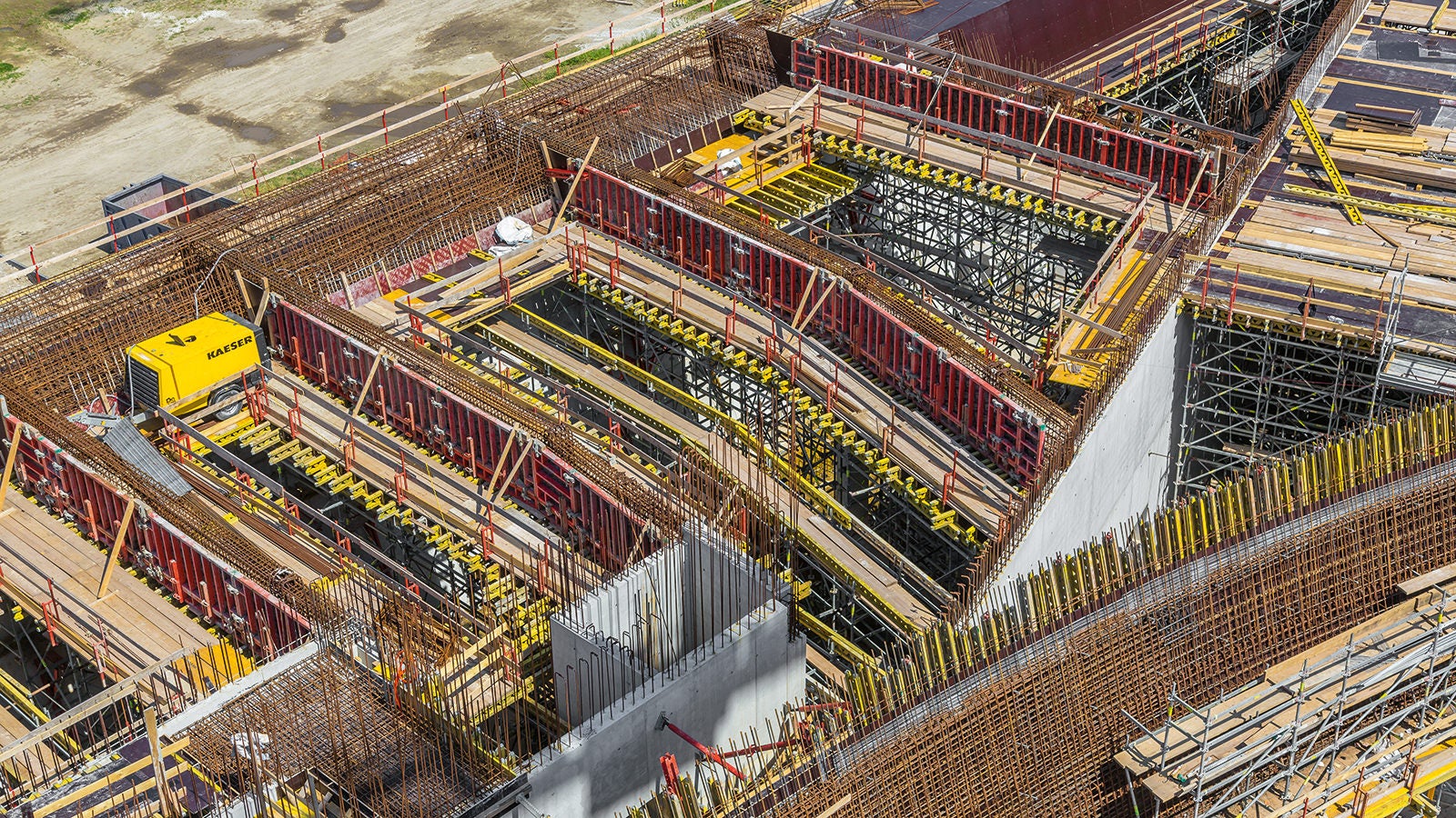 Projekt numbrites: 19,000 m² monoliitseid lage ja 26 500 m² seinu – nendest on 16 500 m² kõrge kvaliteediga betoonipinda.<br/>(Foto: PERI GmbH)<br/>