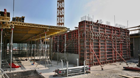 Osvědčený systém TRIO nasazený pro bednění všech stěn budovy.