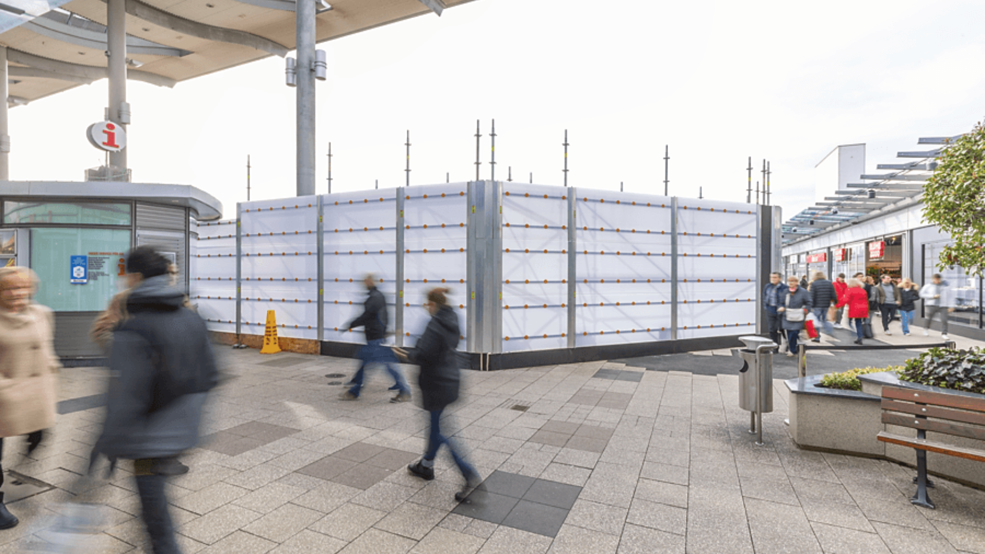 PERI UP Cladding schützt zuverlässig von äusseren und inneren Einflüssen wie Regen, Schnee, Wind sowie Staub, Schmutz und Lärm.