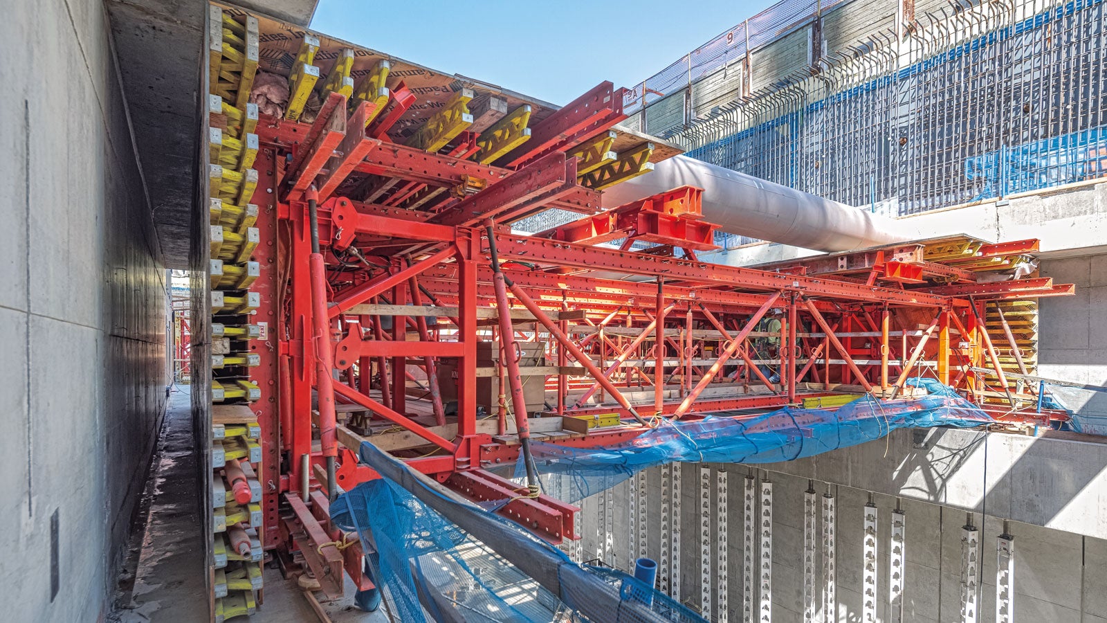 With the help of the hydraulically operated PERI formwork carriage solution, which was based on the VARIOKIT construction kit system, the walls and reinforced concrete beams could be realized in one pour. This avoided the need for construction joints as well as ensuring savings on assembly time and expense.