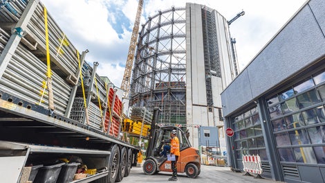 Im Inneren des Stahlgerüsts entstand ein runder Neubau mit 15 Geschossen.