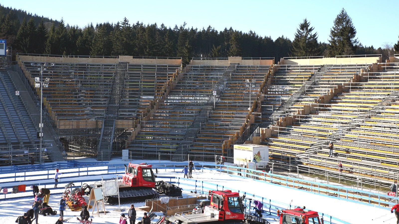 Doplnění stávající tribuny na stadionu.
