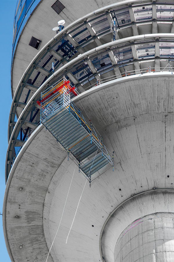 Das PERI UP Hängegerüst ermöglicht Inspektionsarbeiten an der Unterseite der Turmkanzel in 152 m Höhe.