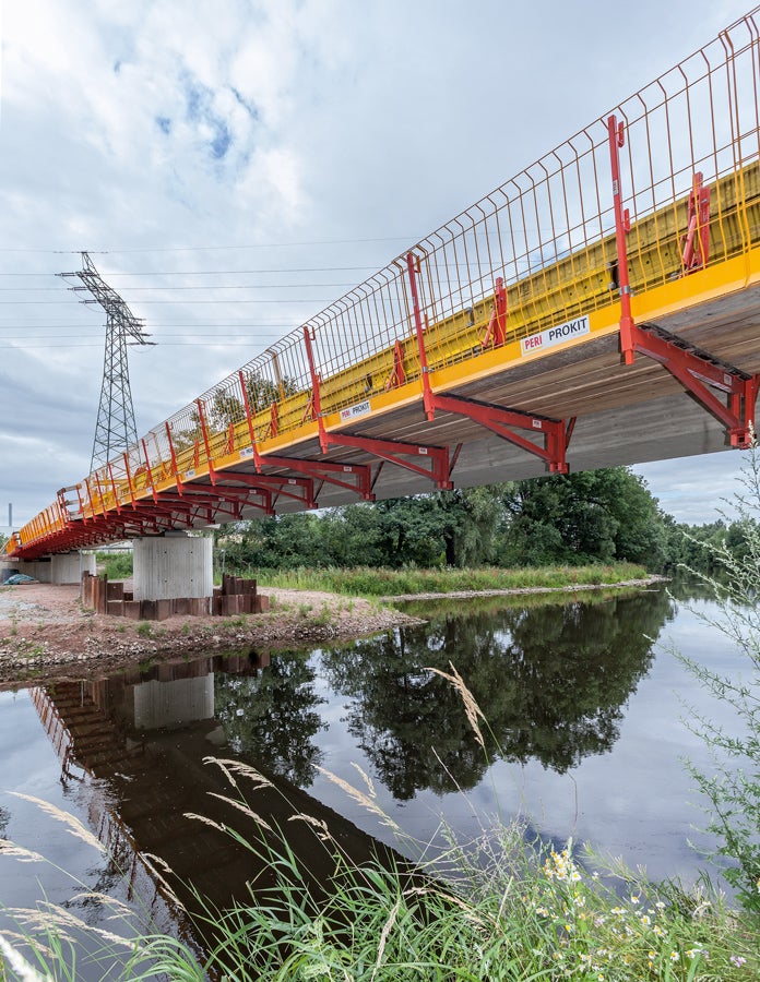 The lightweight VGK Cantilevered Parapet Bracket comes with comparatively few anchor points. The PERI solution of a closed system for cantilevering and anchoring during refurbishment operations provides users with significant cost benefits.