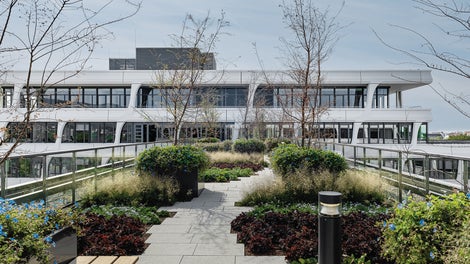 Během cca 16 měsíců trvající stavby nové centrály HeidelbergCement bylo nasazeno téměř 97 500 m2 bednění včetně speciálních bednicích dílců PERI vyrobených na míru projektu. (Foto: Thilo Ross)