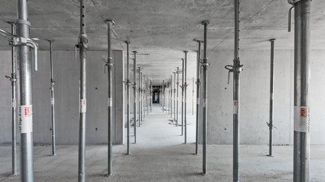 Nowe, lekkie (tylko 14 kg) podpory PEP Ergo B-300 w układzie podparcia wtórnego, w oddali widać efekt regularnego systemu MAXIMO na ścianach pokojów