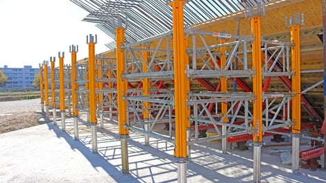 Une structure en filières acier/vérins à vis assure l'inclinaison exacte et sert de support au coffrage.<br/>Les premières tours MULTIPROP sont posées pour un soutien ultérieur.