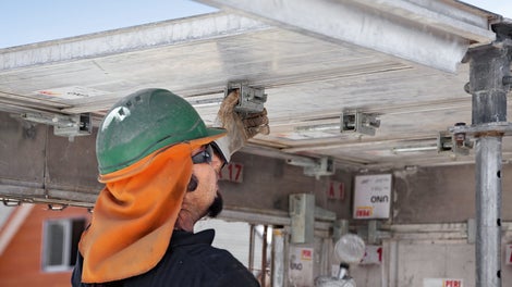 在楼板模块立模完成后，两个相邻模块通过连接卡锁拉紧并相互固定，同时连接卡锁也是楼板模板支撑的支座。