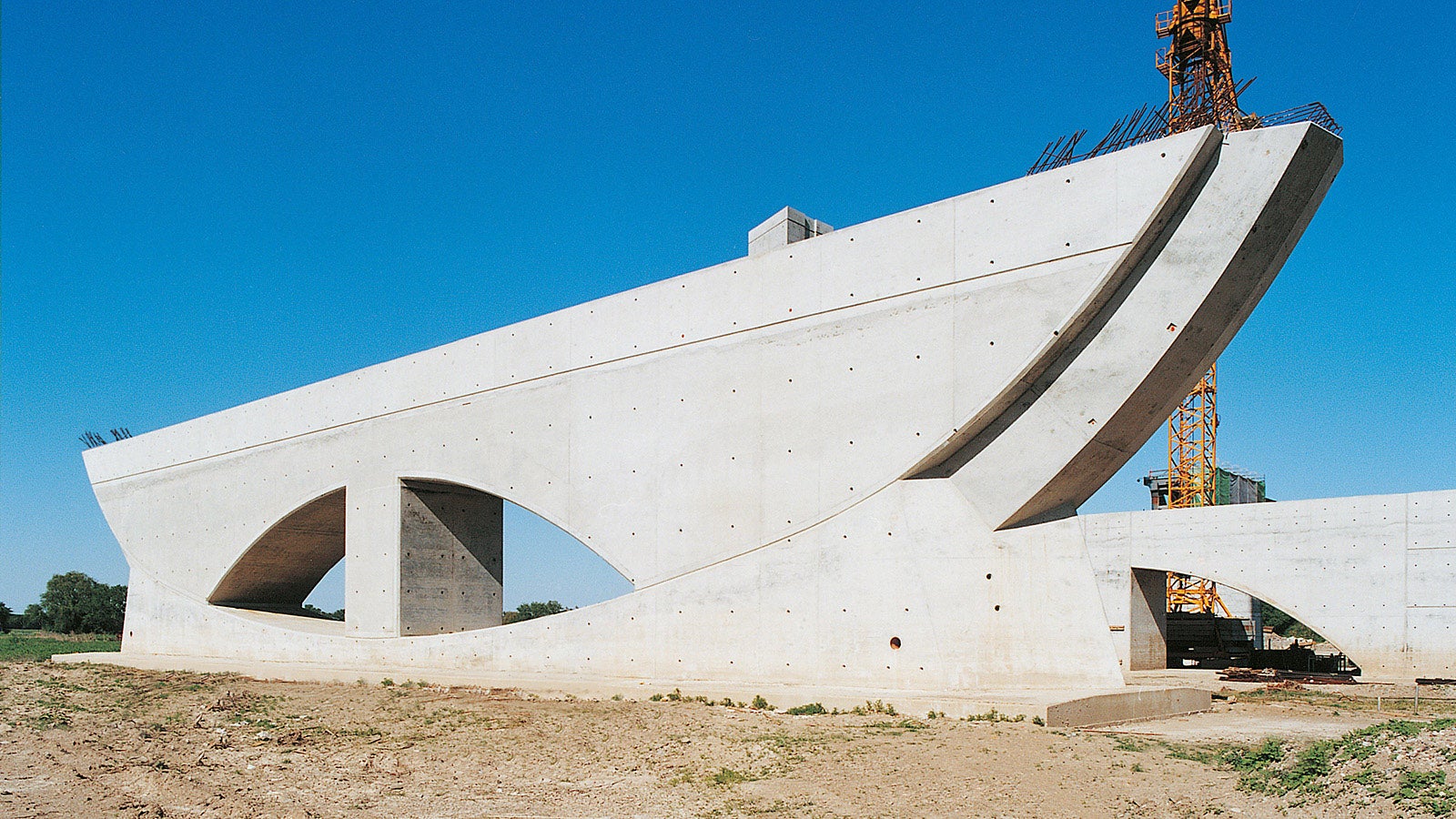 Die 17 monumentalen Pfeilerbauwerke der Vorlandbrücke sind durch positionierte Ankerstellen, Schattenfugen, klar definierte Aussparungen und von schiffsbugartiger Geometrie geprägt. Auch hier setzte die Baustelle auf VARIO GT 24 Wandschalung, womit hervorragende Betonoberflächen erzielt wurden.