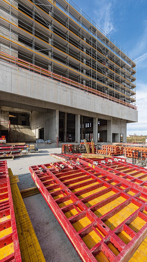 Rámové bednění MAXIMO Struktur umožnilo vysokou kvalitu pohledového betonu a rychlé bednění.
