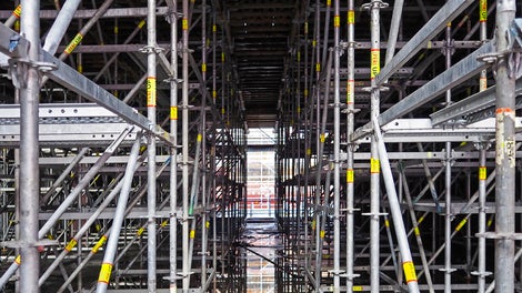 PERI UP understödning med trapptorn samt gångplan för säkert arbete med höjdjustering och säker avformning. 