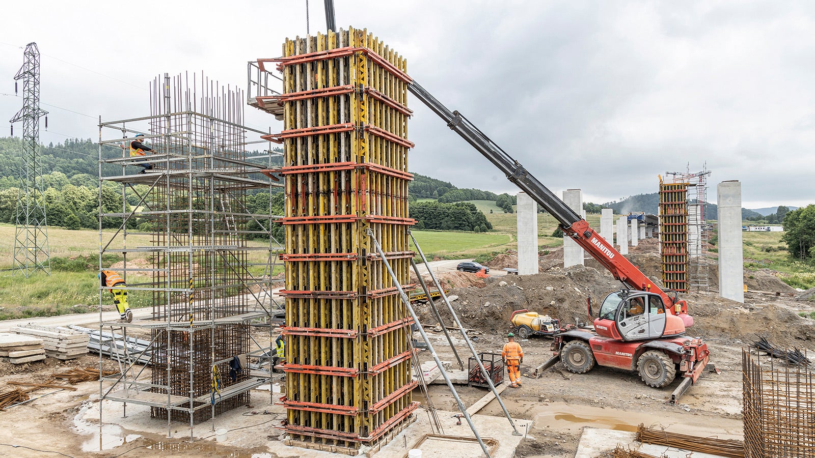 VARIO GT 24 column formwork was used for concreting the piers.