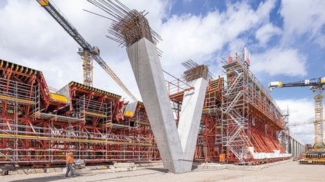 A total of 14 concreting sections, each just under 40 m long, were required to complete the drive-by platform.