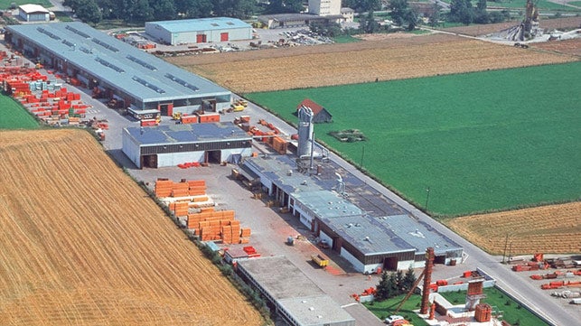 <p>1976. godine PERI pogon sastoji se<br /><br/>od četiri proizvodne hale, velikih skladi&amp;scaron;nih povr&amp;scaron;ina i izložbenog dijela za proizvode na otvorenom. Iste godine kupljen je prvi računalni sustav.&amp;nbsp;</p><br/>