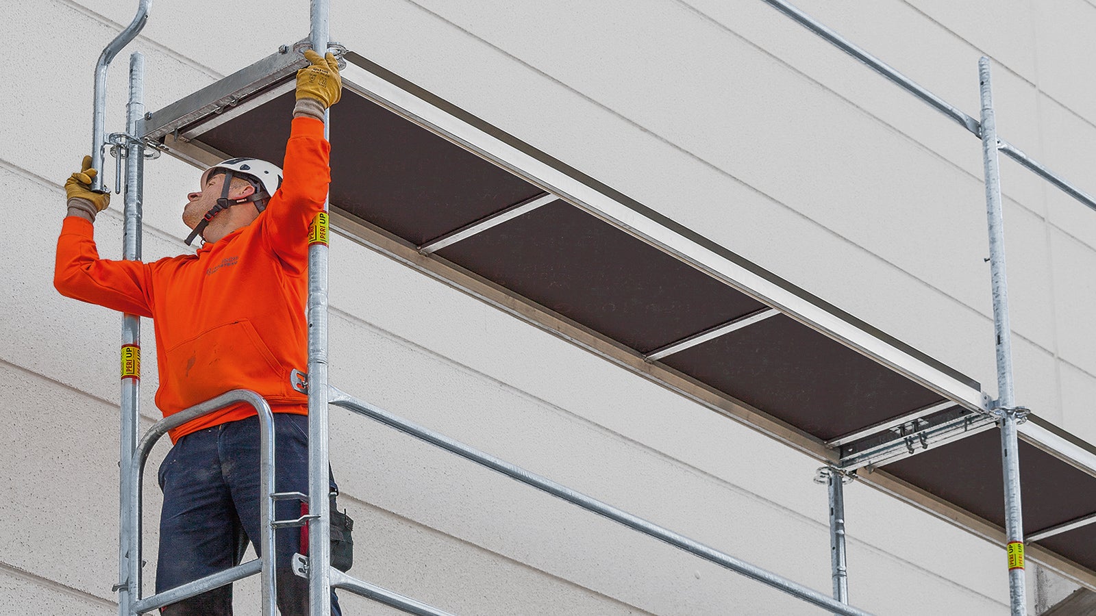 Guardrails can be installed directly from the lower level, ensuring a high level of safety for operatives at any working height.