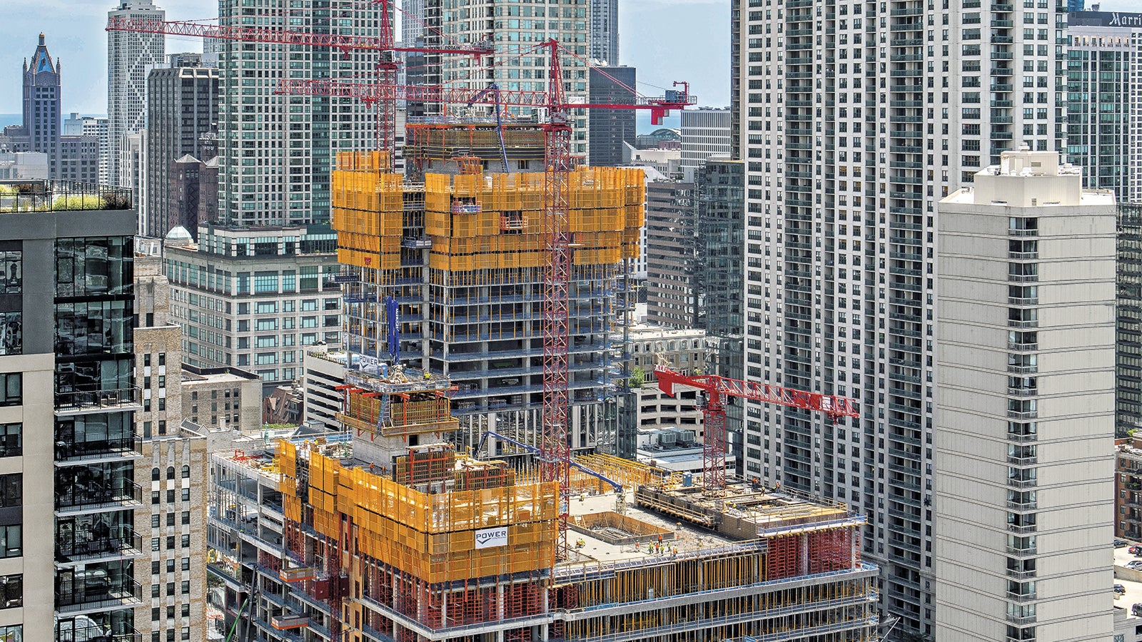 Das PERI Selbstklettersystem sorgte für einen schnellen und sicheren Aufbau der Turmkerne. Das Klettersystem minimierte durch simultanes Klettern der Plattformen auf der Innen- und Außenseite Absturz- und Stolperkanten und erhöhte somit die Sicherheit für das Baustellenteam. Zudem ermöglichte der leistungsstarke Zylinder eine schnelle Klettergeschwindigkeit von gerade einmal 20 Minuten pro Stockwerk, was zu Kosten- und Zeiteinsparungen führte.