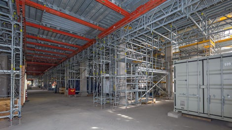 The PERI UP Flex modular scaffolding and the VARIOKIT modular construction system can be ideally combined for realising bridging and passageways.