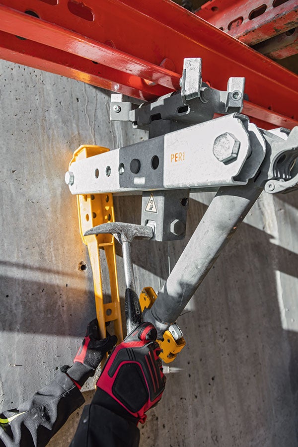 Durch Schnell-Ausschal-Mechanismus des Rollen-Fallkopfs auch im beengten Raum schnell und praktisch – ein Hammerschlag genügt.