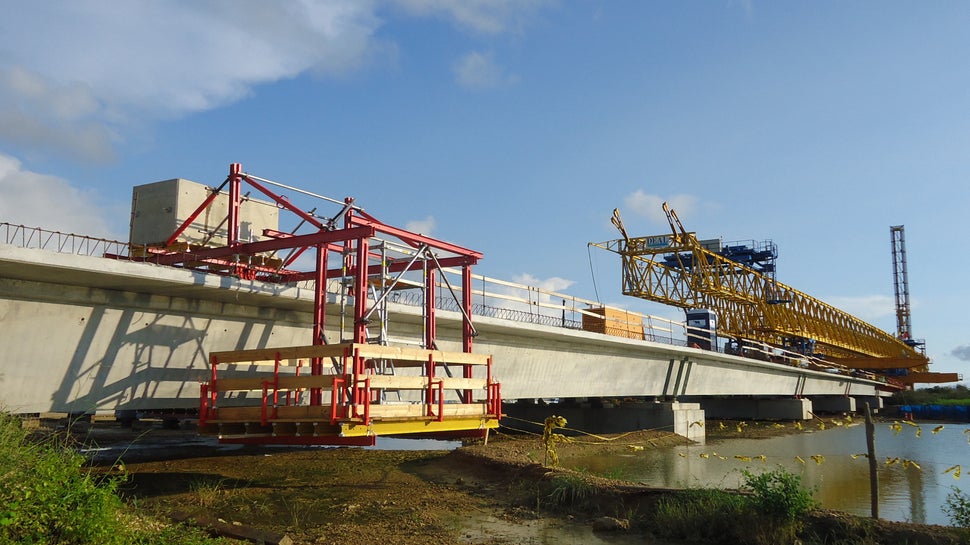 El carro de acopio de encofrado de losa, le permitió al contratista realizar los procesos constructivos sin necesidad de afectar el manglar protegido por los entes ambientales. 