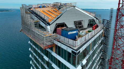 Monteret luftgennemtrængelige og finmaskede net, som tillod luften at passere igennem. Det reducerede vindtrykket og øgede samtidig sikkerheden for arbejderne på stilladset