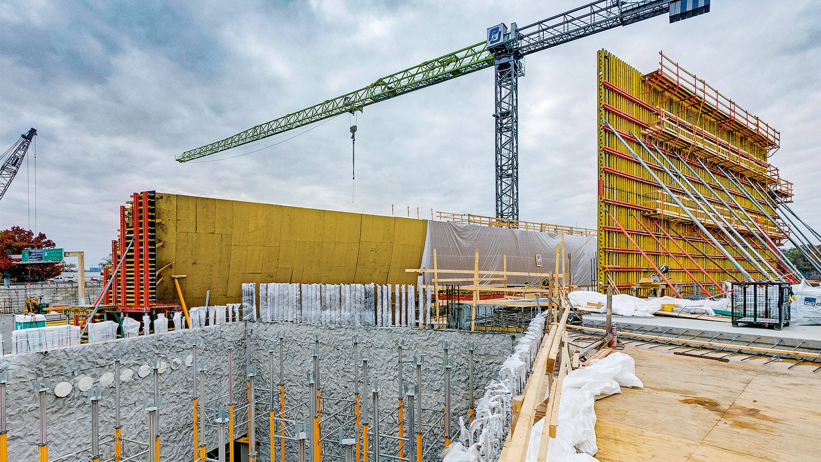 In addition to numerous PERI special-purpose solutions, tried and tested systems were also used on the construction site.