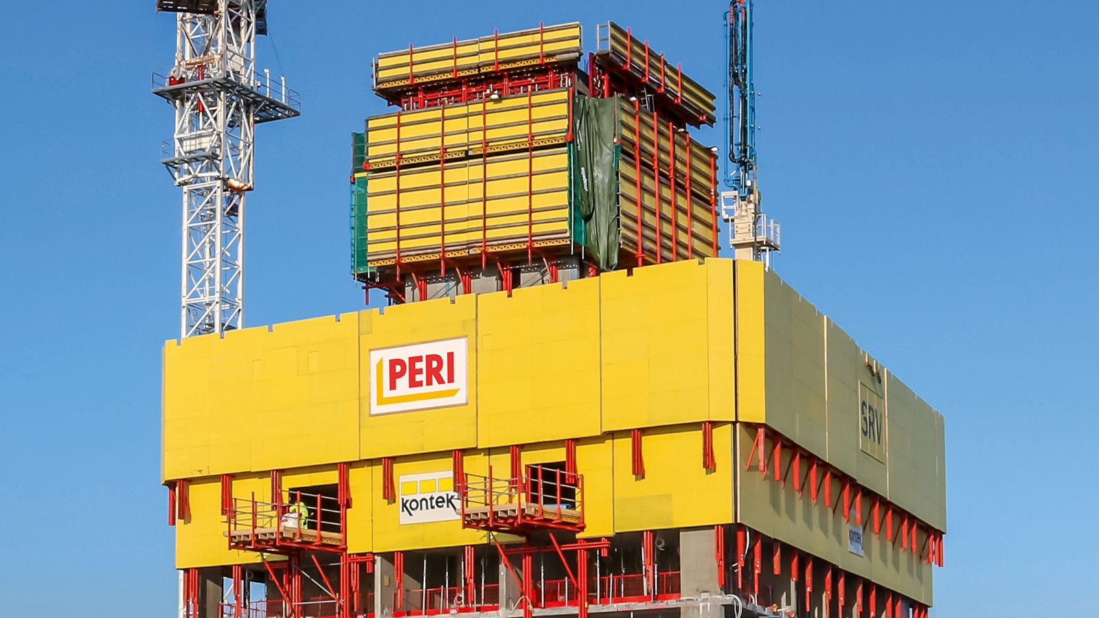 Standardsetest süsteemi komponentidest platvorme kasutati ajutiste ladustamiskohtadena ja järgmistele korrustele koormuste ülekandmiseks. <br/>(Foto: PERI GmbH)<br/>