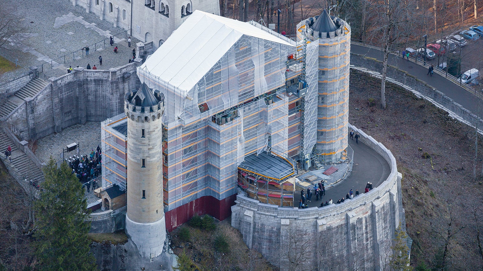 Nella parte est del Castello, il portale d’ingresso è completamente avvolto da ponteggi PERI UP Flex e coperto da una struttura temporanea
