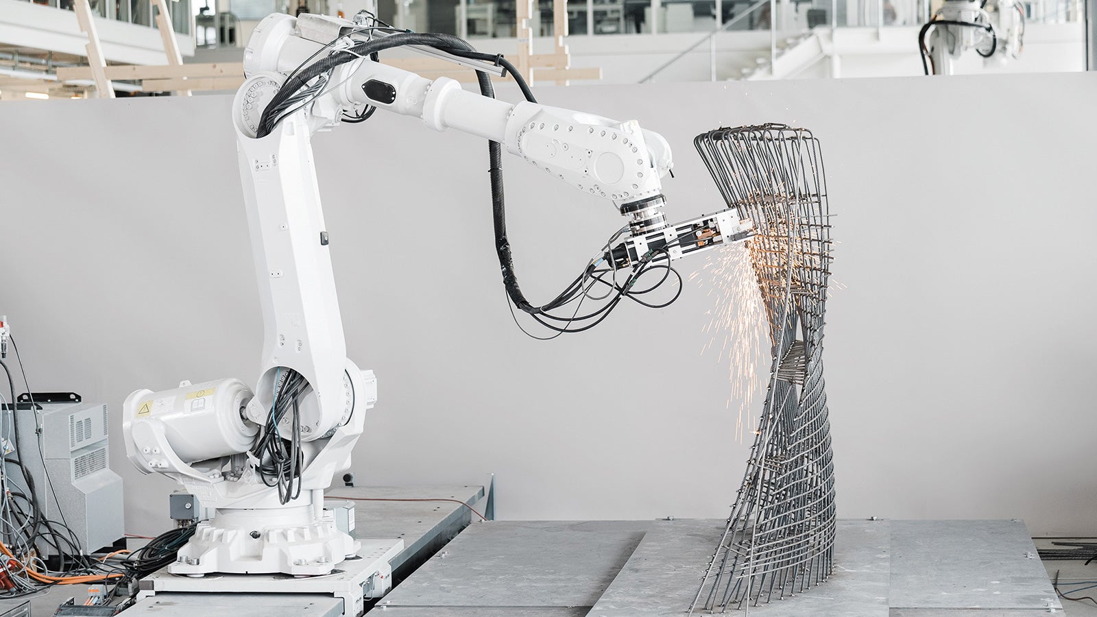 Die innovative MESH Technologie steht in der Kategorie Digitalisierung unter den Finalisten des bauma Innovationspreises. Die MESH Technologie ermöglicht es, komplexe oder gekrümmte Bewehrungskörbe, die bisher in aufwendiger Handarbeit hergestellt werden, durch ein automatisiertes Vorfertigungsverfahren anzufertigen. (Foto: MESH AG)