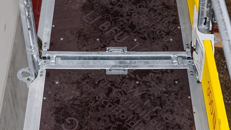 PERI UP decking always completely covers the entire axial dimesnions; there are no gaps or offsets between the decks – both from bay to bay as well as decks positioned parallel to each other. Covers for gaps in the decking are not required.