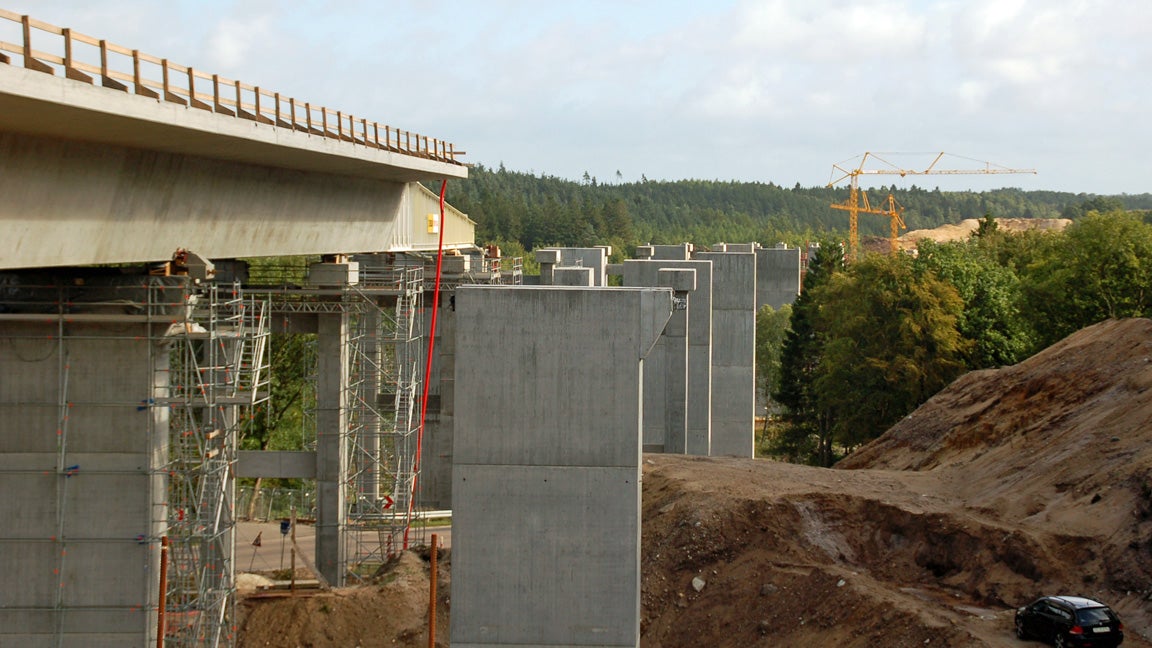 Broen er ved at tage form ud over Funder Ådal. <br/><br/> 