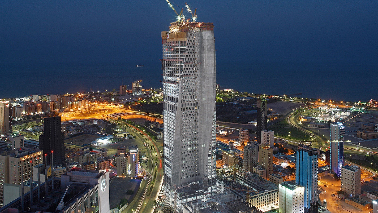 Already during the construction phase, the Al Hamra Tower stood out through its timeless elegance which was achieved by turning the external facade by 130 degrees.