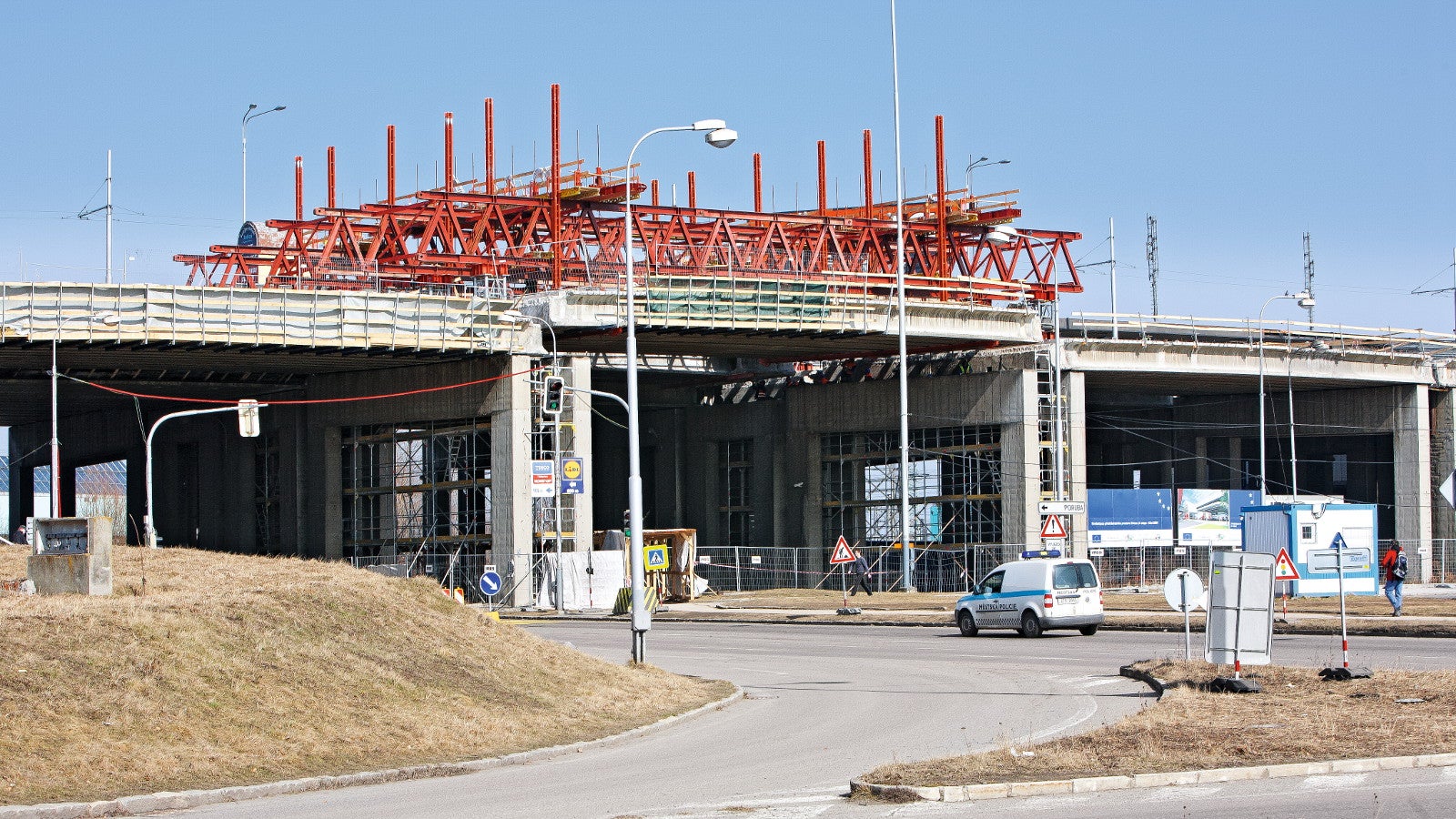 Součástí revitalizace byla celková rekonstrukce NK mostu: výměna ložisek, úpravy počtů nosníků, ošetření kotevních oblastí nosníků a rozsáhlá sanace pilířů. Aby byl proces rekonstrukce proveditelný, muselo být každé mostní pole zvednuto o cca 1,50 m.