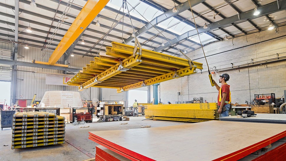 通过专业技术培训的派利模板装配专家在工厂内完成模板的预组装。