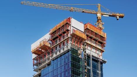 Модульный принцип и совместимость с системой VARIOKIT позволяют создавать комплексные решения, идеально адаптированные под конкретный проект – как, например, при строительстве бизнес-центра в столице Эстонии. Для ускорения работ использовались выносные площадки, интегрированные в ветрозащитные экраны.