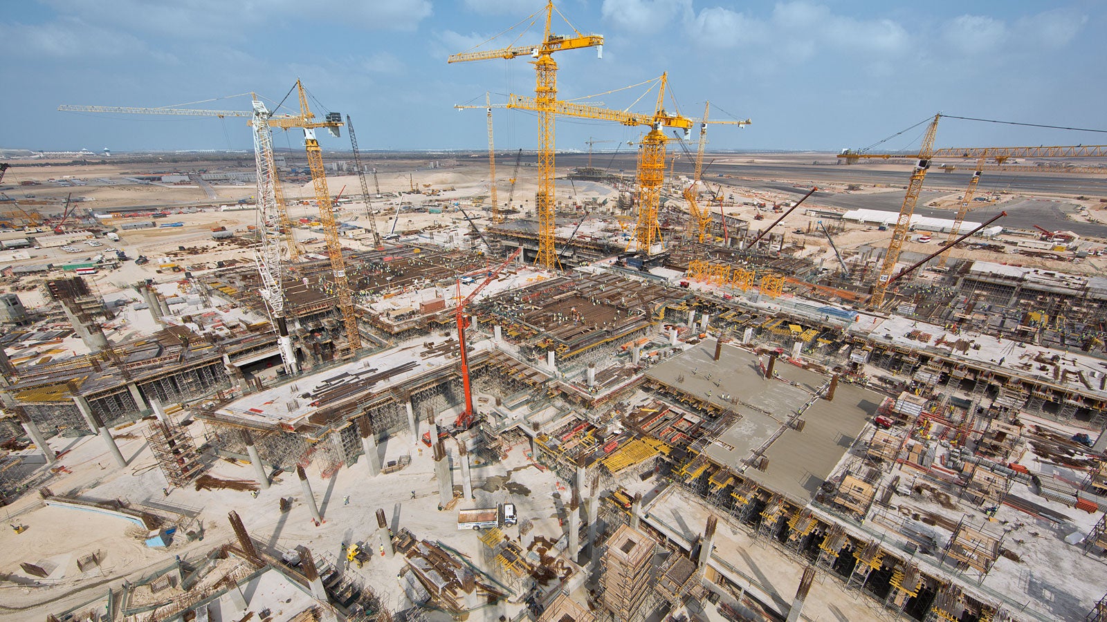 Per rispettare i ristrettissimi tempi di realizzazione del complesso del Midfield Terminal, PERI pianifica e fornisce sistemi di casseforme e impalcature, dimostrando grande efficienza grazie a servizi ingegneristici estremamente competenti e alla capacità di fornire in breve tempo enormi quantità di materiale. 