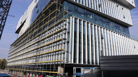 Леката система фасадно скеле PERI UP Easy за бърз монтаж