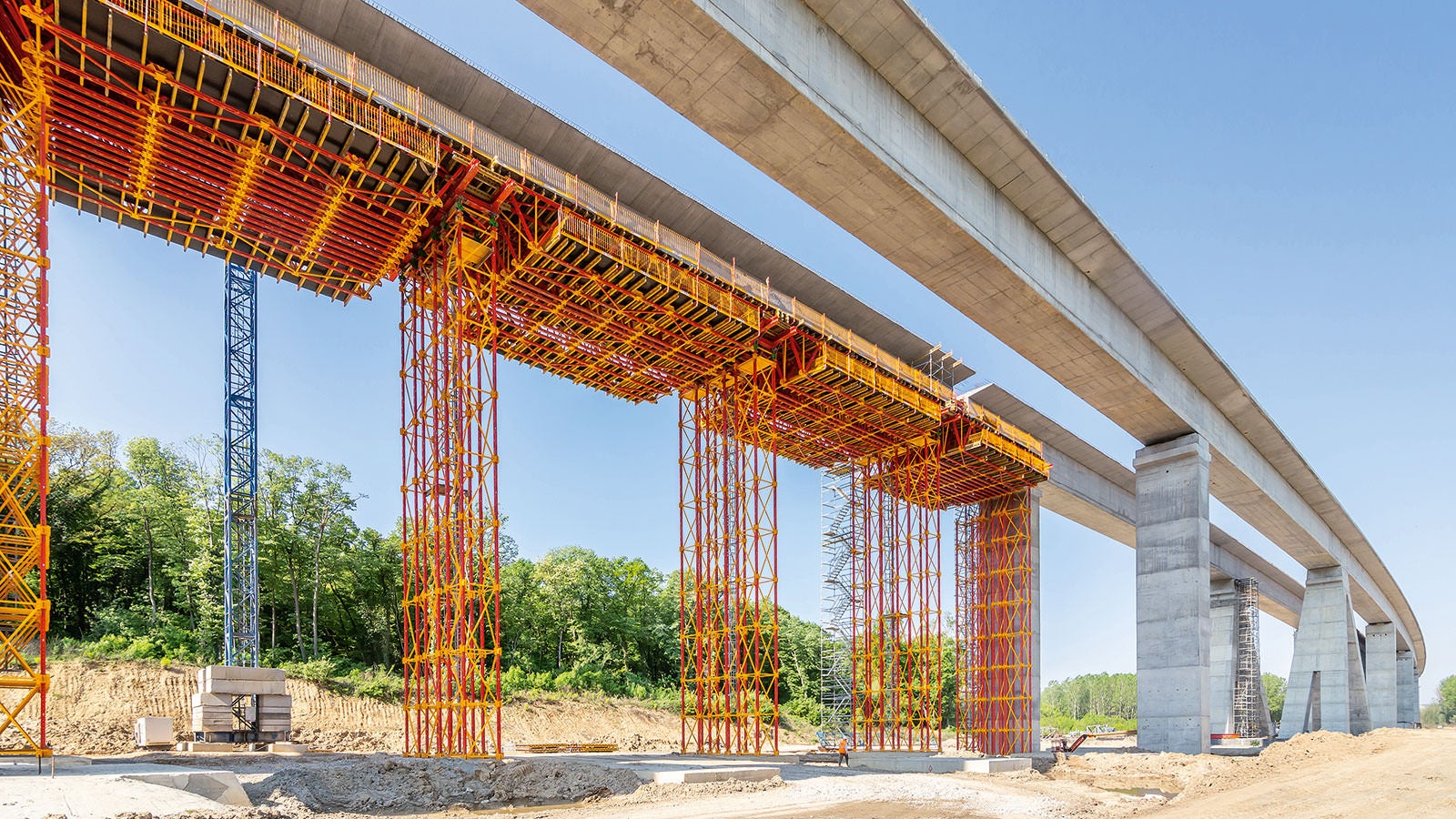 În secțiunea B, sistemul de construcție ALPHAKIT Shoring a fost special proiectat pentru o înălțime de sprijin de până la 30,00 m.
