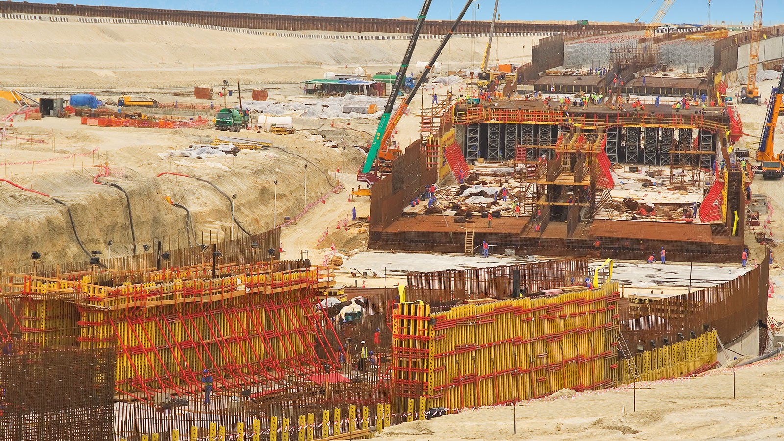 In 25 m long concreting steps and four cycle sequences, the tunnel bottom plate, two wall sections respectively and then the slab could be concreted one after the other.