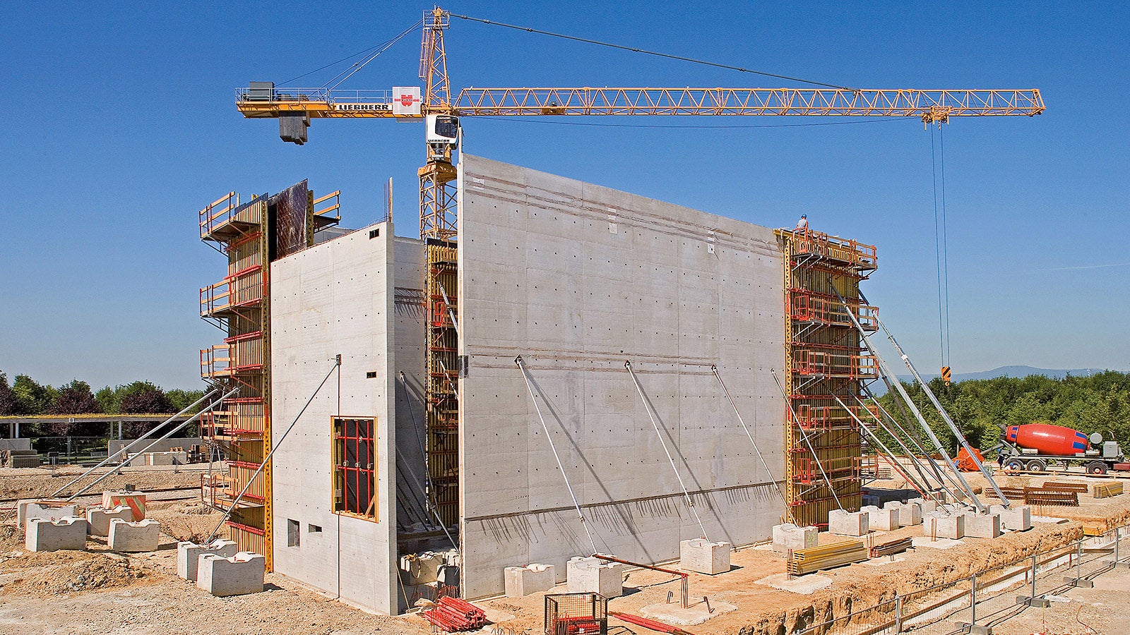 For the realization of the Würth Art Museum, up to 14 m high walls in architectural concrete quality were constructed using VARIO GT 24 girder wall formwork.
