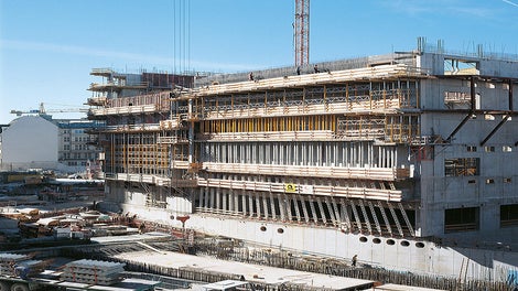 派利公司为施工的不同场合交付模板和脚手架系统，在底层使用HD200高强立柱、在上层结构使用MULTIPROP楼板支撑和MRK连接框架