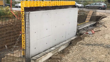 Изграждане на производствена база с представителен магазин MONNI - видим бетон на вертикални елементи