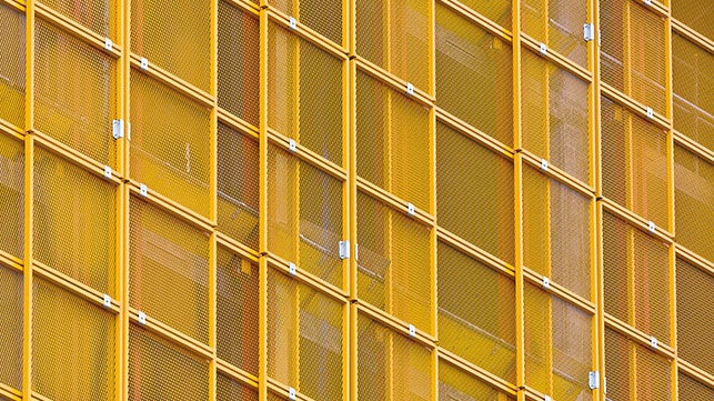 <p>Als Alternative zu geschlossenen Einhausungen hat PERI das leichte Schutzwandsystem LPS Screen f&amp;uuml;r Bauwerke mit offener Fassade entwickelt.</p><br/>