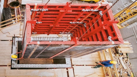 The TRIO shaft element for quickly moving complete sets of shaft internal formwork: by pulling the shaft corners, this results in a striking clearance of 30 mm, and the unit can be moved in one crane lift.<br/>